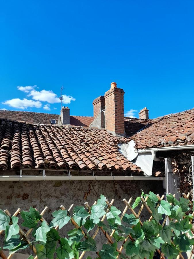 Maison En Ville Avec Terrasse Ensoleillee Et Wi-Fi Magnac-Laval Luaran gambar